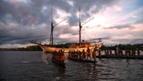 Experience the Spice Islands chartering luxury Phinisi Silolona